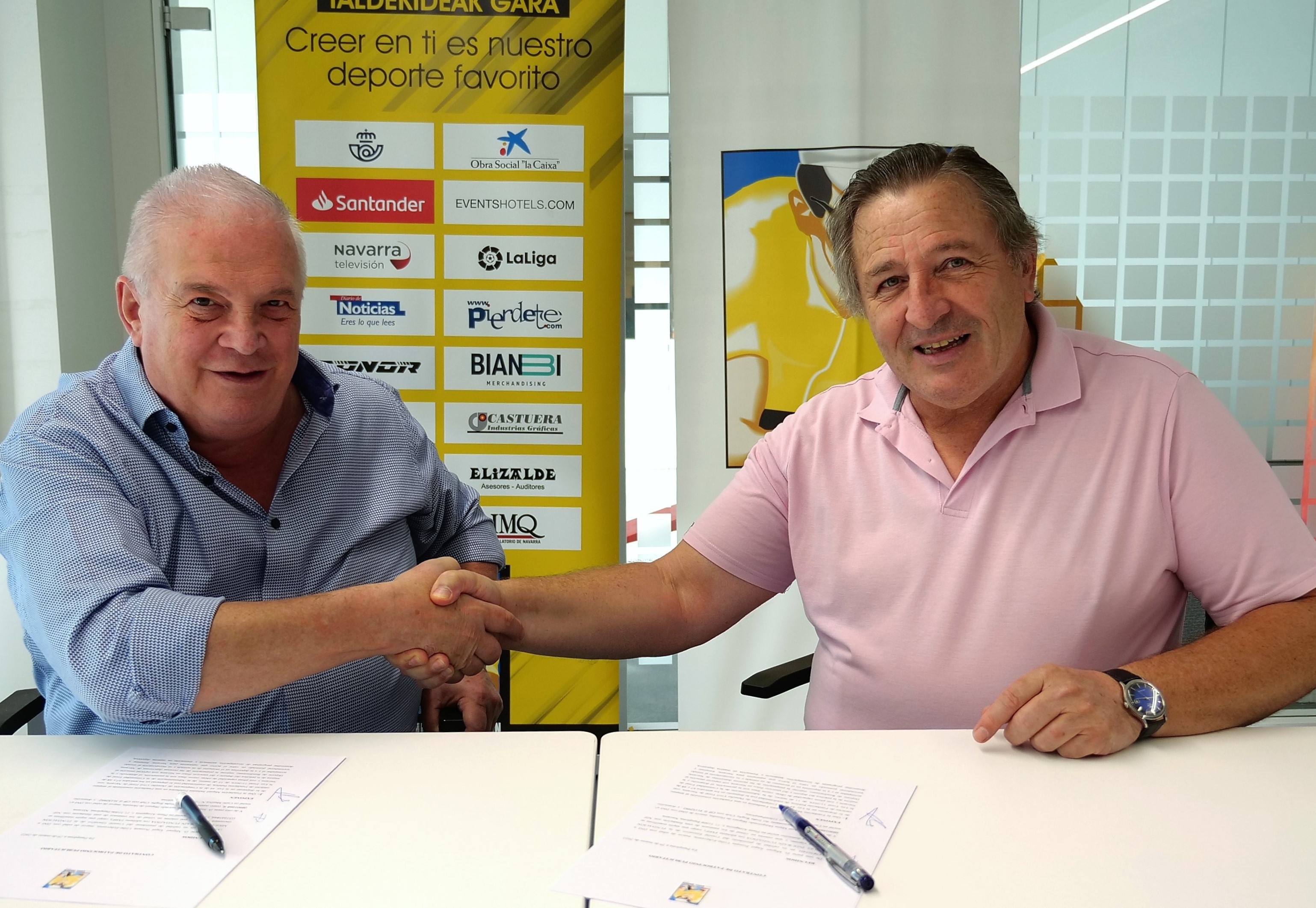 TRES FIRMAS DE CONTRATO: UNA DE PATROCINIO Y DOS DE PATROCINADOS